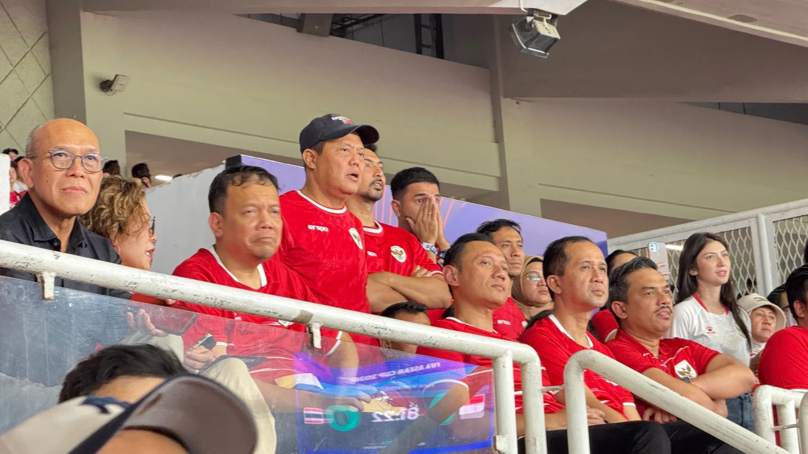 Juliyatmono (bertopi) menyaksikan final FIFA ASEAN Cup 2026 di SUGBK, Jakarta, Senin (5/10/2026).
