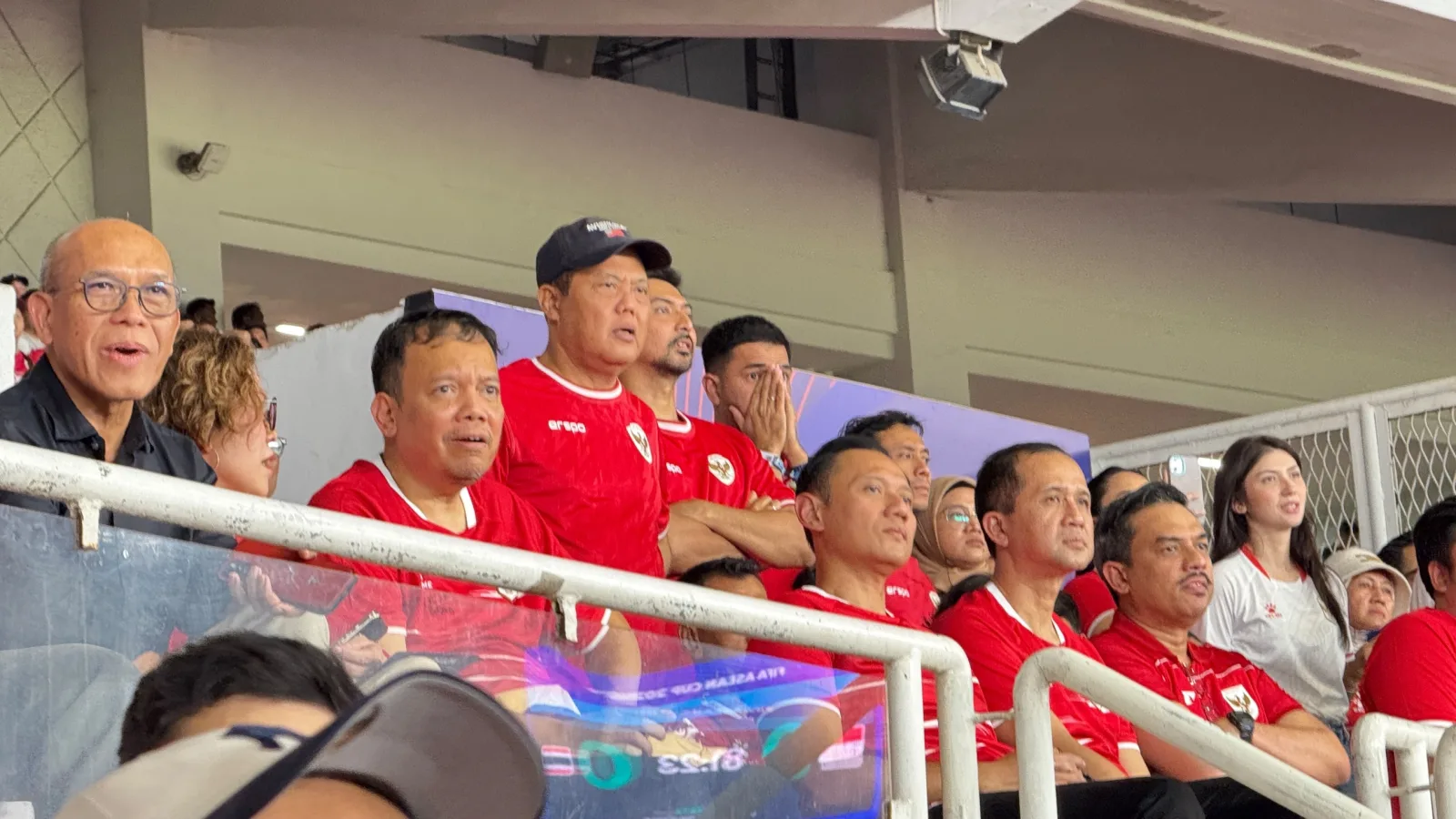 Ketegangan di tribun saat laga final memasuki menit-menit akhir.