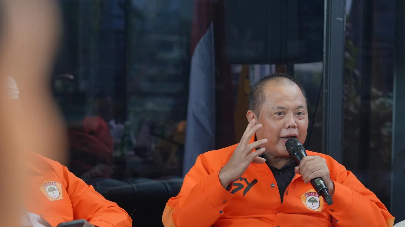 Suasana hangat di tengah diskusi; peserta mengikuti pemaparan dari meja depan.
