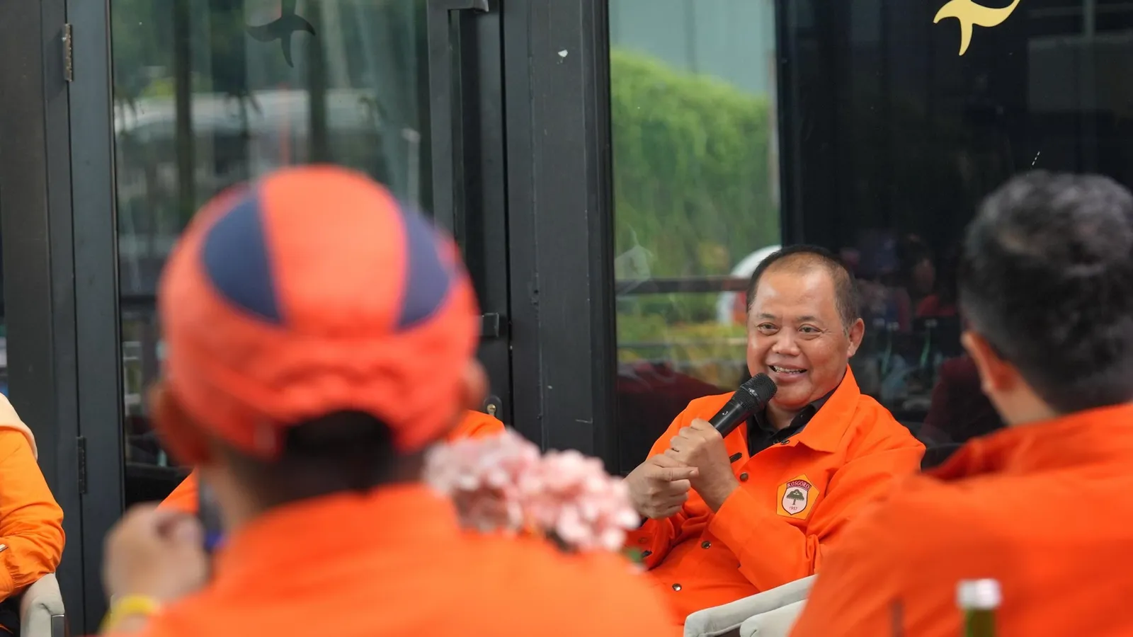 Para pengurus dan peserta berdiri khidmat dalam rangkaian pembukaan acara.