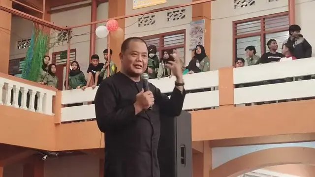 Bupati Juliyatmono menyapa siswa pada Gebyar Milad ke-46 SMA Muhammadiyah 1 Karanganyar.