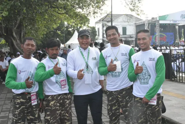 Bupati Juliyatmono bersama anggota Banser mengikuti Jalan Sehat Satu Abad NU.