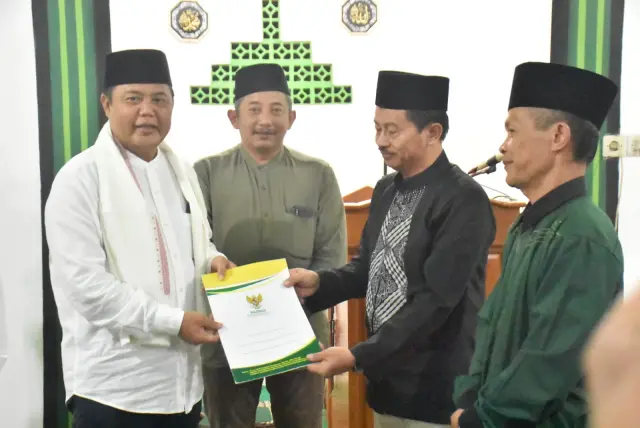Bupati Juliyatmono menyerahkan bantuan kepada takmir masjid saat tarawih keliling di Tohkuning.