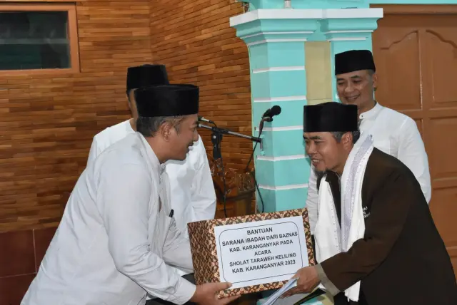 Bupati Juliyatmono menyerahkan bantuan sarana ibadah dari Baznas saat tarawih keliling di Desa Sepanjang.