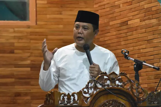 Bupati Juliyatmono memberikan tausiyah dalam tarawih keliling di Desa Sepanjang, Tawangmangu.
