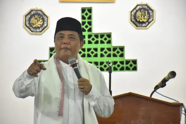 Bupati Juliyatmono menyampaikan tausiyah saat tarawih keliling bersama warga Tohkuning.