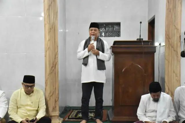 Bupati Juliyatmono menyapa jamaah saat tarawih keliling di Kecamatan Ngargoyoso.