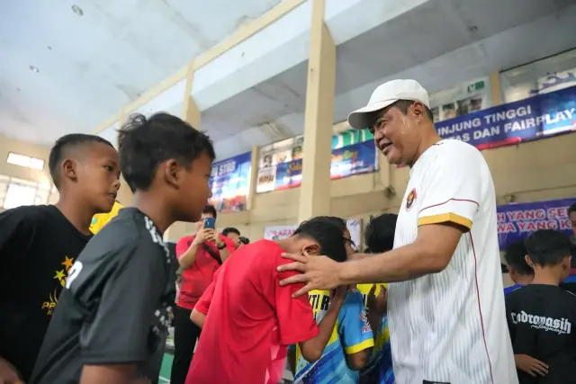 Juliyatmono menyapa atlet cilik pada turnamen bulu tangkis Juliyatmono Cup saat reses di GOR Nyi Ageng Karanganyar.